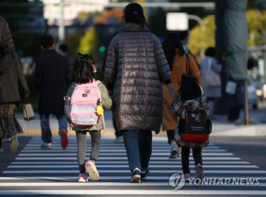 부모 손 잡고 등교하는 어린이들. 사진 연합뉴스
